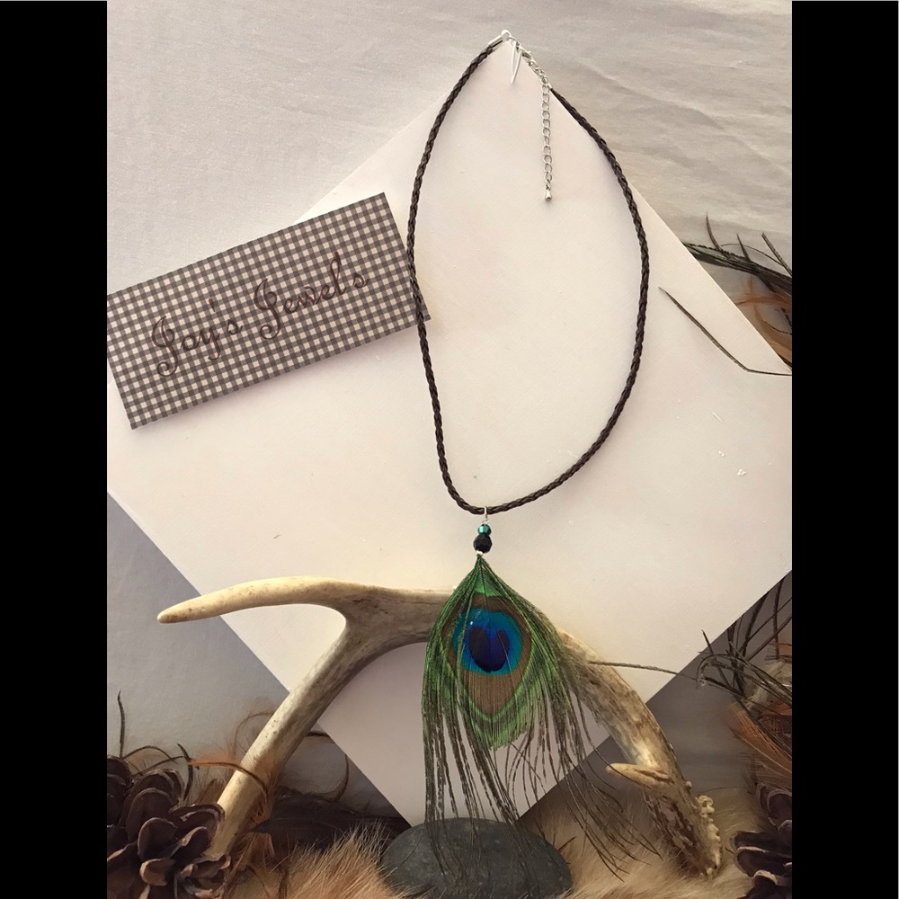 Leather choker with A peacock feather